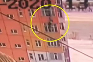 奇跡。マンション9階の窓から落下したのに自力で立ち上がる女がロシアで撮影される。