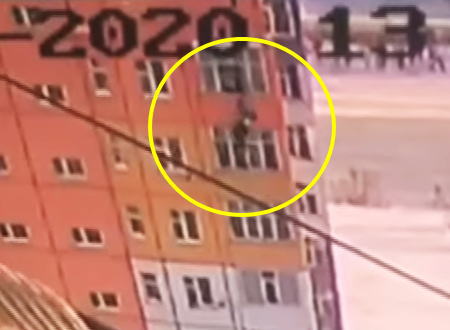 奇跡。マンション9階の窓から落下したのに自力で立ち上がる女がロシアで撮影される。
