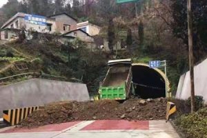 【死亡56人】湖北省周辺では道路に盛り土や岩などを設置して物理的に通行を遮断しているらしい。