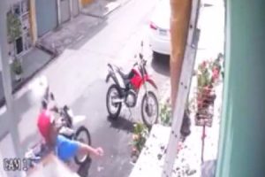 ブラジルでは高い場所で作業をしていても強盗に襲われてしまう事がある動画。