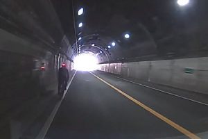 和歌山の由良トンネルで起きたロードバイクと軽トラックの衝突事故ドラレコ。自転車側の映像もあり。