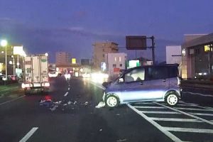どうしてそうなる。岡山で撮影された軽四とトラックのほとんど正面衝突事故ドラレコ。
