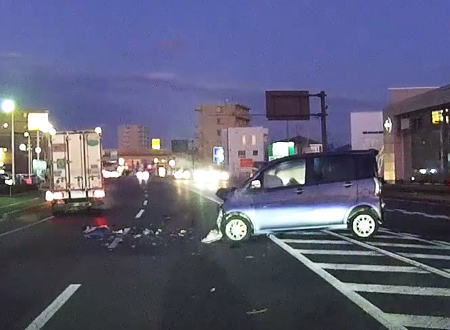 どうしてそうなる。岡山で撮影された軽四とトラックのほとんど正面衝突事故ドラレコ。