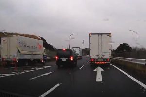 トラックの合流を阻止したハイエースが挟まれかけるギリギリ動画。というか当たってない？