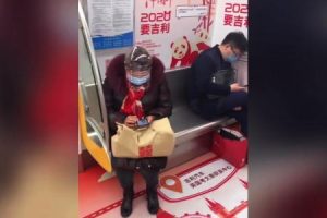 コロナウイルス対策。地下鉄内で斬新なウイルス対策をしている女性が撮影される。