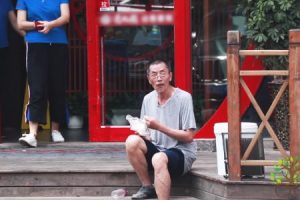路上に貧しい老人がいたら人々はどうするか。中国の実験動画がガチで泣けてしまう(T_T）