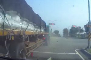 台湾で暴走トラックによるとんでもなくやべええええ！事故が撮影される。（音量注意）