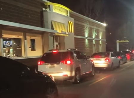 なぜ誰も気づかないｗｗｗ閉まっているマックのドライブスルーに長い列ができてしまうｗｗｗ