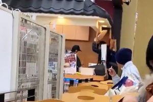 イズミヤのフードコートで店員の頭をトレーでぶっ叩く男が撮影される。（神戸市）