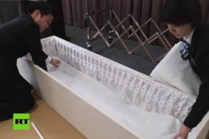 日本のお葬式の新しい形。つばさ公益社のDIY葬儀セット（25800円）がロシアで紹介される。