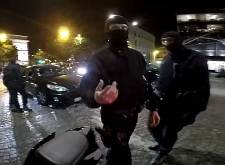フランスの警察こわすぎ。事件現場を通りかかったバイク乗りのGoProを警棒で破壊する。