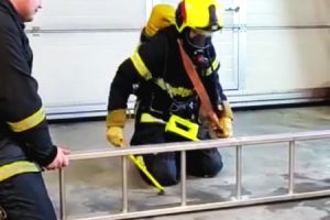 酸素が無い困難な状況のなかで狭い隙間を通り抜けるという消防士の訓練にあんぐり。