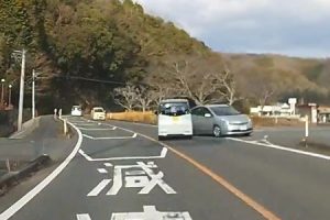 居眠りか！？岡山県で対向車が神回避な軽自動車の単独事故が目撃される。