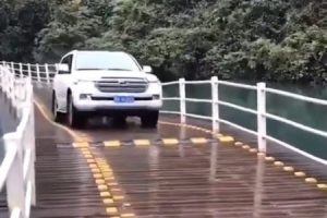 恐ろしいほど不安な橋を渡るランクルの動画。怖いけど楽しそうｗｗｗｗｗ