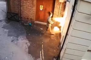 ガソリンを使った放火で火炎放射を顔面に食らってしまった男の動画。（逮捕済み）