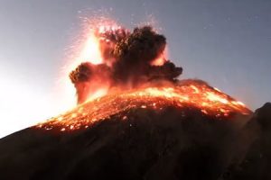 メキシコのポポカテペトル山が噴火した瞬間の映像がすごい。動画二つ。