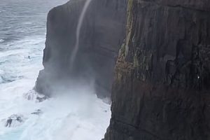 【自然】フェロー諸島で高さ470メートルの崖を越える海水の渦が撮影される。