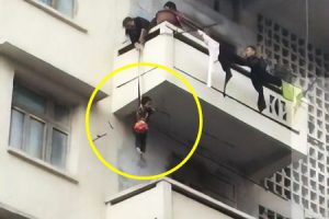 【動画】中国のおばあちゃん階下のネコを救うために孫を5階から宙吊りにしてしまうｗｗｗｗｗ