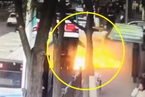 中国でバス停が陥没してバスが飲み込まれ感電、爆発などがあり6人が亡くなった事故の映像。