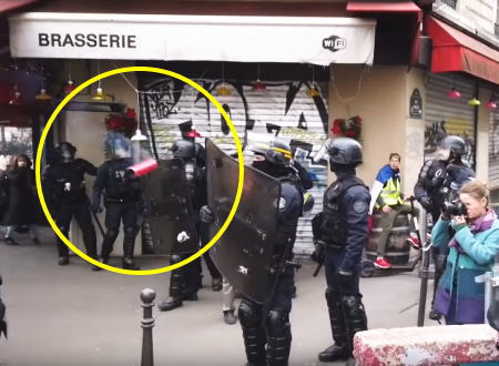 パリデモでイエローベスト隊の爆竹攻撃を喉に食らってしまった警官
