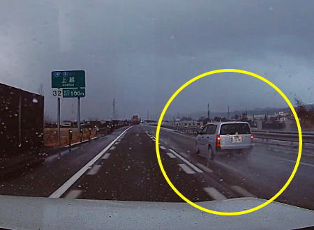 高速道路を飛ばしていたプロボックスがワイヤーガードレールに突っ込んでしまう瞬間がドラレコに映る。
