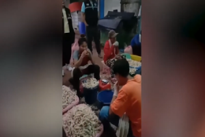 タイの食品加工工場で鶏の足を口で処理する労働者たちの映像