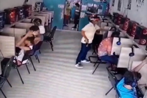 ネカフェに突如強盗が現れ、店と客からカツアゲるも最後に衝撃の展開