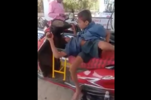腰から二つの身体が生えているインドの奇形児がガソリンスタンドでバイクに給油している衝撃映像