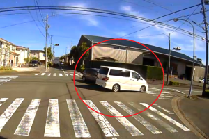 静岡県浜松市にて、アルファードがノールックで右折し前方から来た車に突っ込まれるドラレコ映像