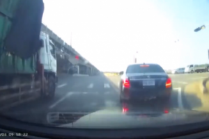 高速出口で突如後ろからトラックに突っ込まれ死亡者が出るドラレコ映像