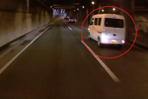 埼玉県国道１７号線で、左から追い越そうとした軽バンがスリップし右の車に突っ込むドラレコ映像