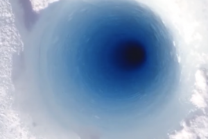 氷河に開けた深さ１５０メートルの穴に氷を落としてみた結果まさかの・・・・　これなんで？？
