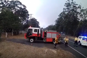 オーストラリアの山火事　休憩中の消防士に迫る炎の勢いがまるで早送りのように凄まじい。