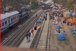 【微閲覧注意】線路を横断しようとした男が列車に轢かれる一部始終の映像