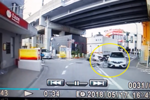 子供を乗せたママチャリが安全確認をせず死角から現れた車に激突するドラレコ映像。