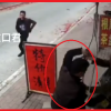 【閲覧注意】中国で突如、父と息子が何者かに刺される映像が衝撃的すぎる。息子の前で何度も父が刺される(@_@;)