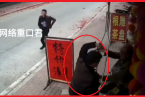【閲覧注意】中国で突如、父と息子が何者かに刺される映像が衝撃的すぎる。息子の前で何度も父が刺される(@_@;)
