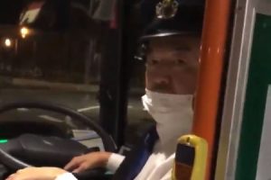 態度の悪い市バスの運転手がカメラを向けられてブチ切れる動画が出回る