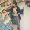 【最悪】スーパーでケツを拭き、そのティッシュを投げ捨てるヤバい女性客が監視カメラに映る