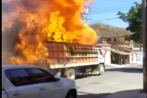 【世紀末】大炎上しながら地獄のようなトラックが街を焼き払い疾走する映像が恐ろしすぎ