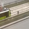 ヘッドフォンをして線路を歩く女性。電車の音が全く聞こえずこうなる