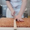 浅草の職人が”おこし”を作るまでの一連の作業映像　