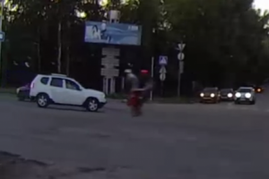ウィリーしたバイクが物凄いスピードで車に衝突し吹き飛ぶ瞬間の映像。