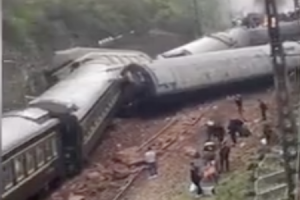 中国の列車が地滑りで脱線　死者も出た現場の映像がこちら