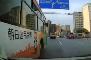 これは道の作りがおかしい。台東区の都バス当て逃げ事件のドラレコ動画がこちら。
