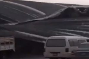 【衝撃】激しい嵐でメキシコのマーケットの屋根が崩壊する映像が衝撃的