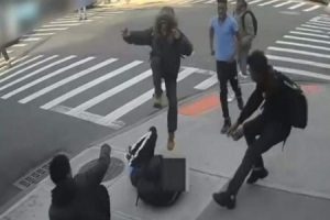 怖すぎだろ・・・ニューヨークで１５歳の少女が２０人近くの男子に蹴られ意識不明に。靴とiPhoneを盗まれる