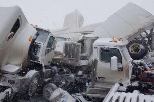 アメリカ、ワイオミの高速道路でトレーラーやトラックが次々と突っ込み３人が死傷する事故がヤバい
