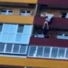 「やめろ！死ぬな！」　15階から飛び降り自殺しようとする女性。それを止めようとする14階の男性