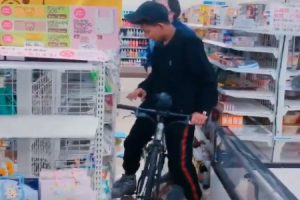 若者がローソンの店内でマウンテンバイクに乗りながら陳列棚の商品を落としまくる動画が出回る